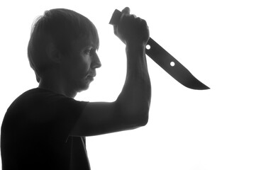 homem segurando faca