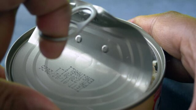  opening a food can container closeup 