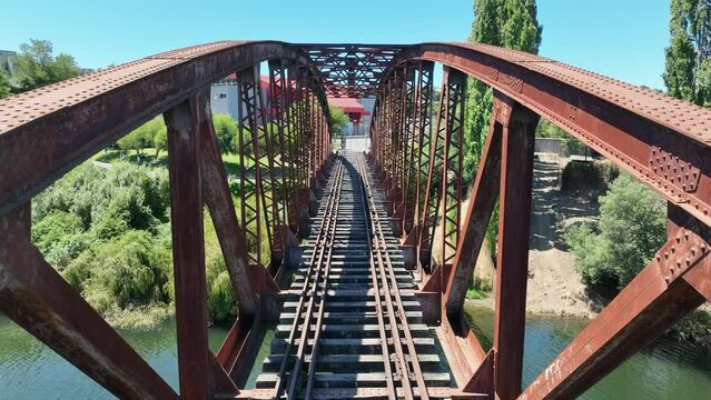 Interior de un puente de tren antiguo abandonado  en la ciudad grabado con dron dji mavic 3 4k