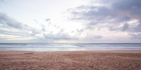 Horizonte do mar em praia deserta de Taipu de Fora, no litoral da Bahia, no nordeste Brasileiro. Densas nuvens em céu colorido no amanhecer do dia. Objeto estranho no céu.