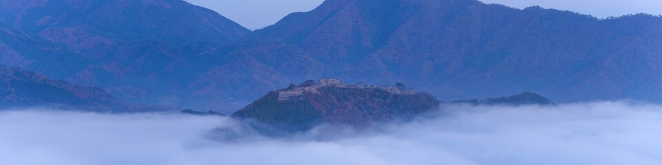 Fototapeta premium 雲海に包まれた晩秋の竹田城址のパノラマ情景