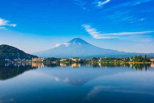 河口湖から眺める富士山　夏景
