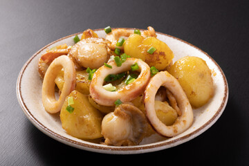 バター醤油炒め　(イカ　ホタテ　じゃがいも)