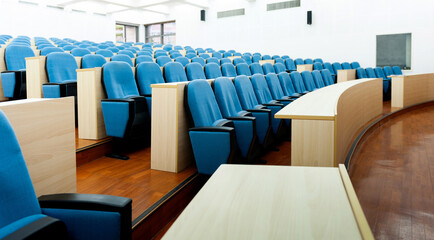 Empty college lecture hall with row of chairs - obrazy, fototapety, plakaty