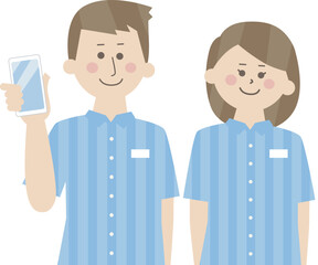 スマホを持って笑っている従業員　男女