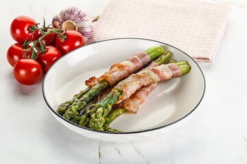 Grilled asparagus with bacon