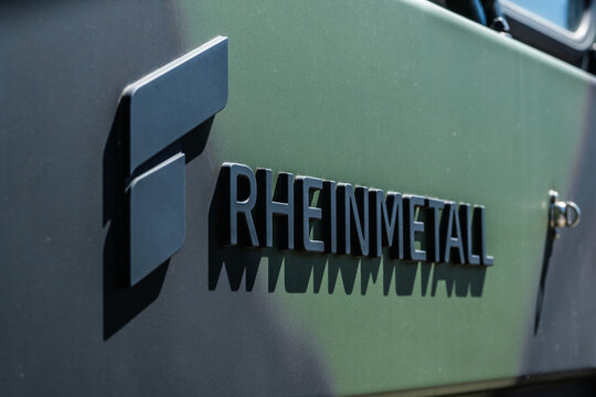 Rheinmetall Schriftzug auf Bundeswehr-Fahrzeug mit Tarn-Anstrich (schr&auml;g, seitlich) 