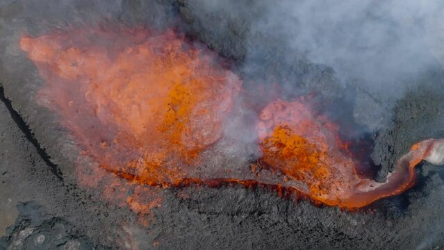 Volcan en erupci&oacute;n desde punto de vista a&eacute;reo en camara lenta