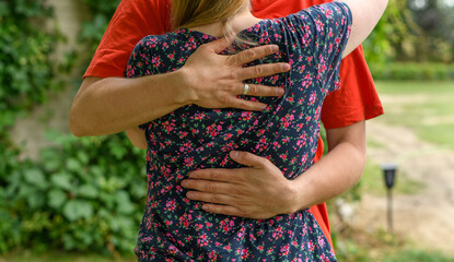 Mężczyzna przytulający kobietę, wsparcie