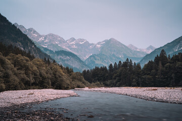 Fototapeta premium Ein Fluss in den Bergen