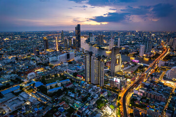 Obraz premium Aerial view of Saphan Taksin and Chao Phraya river in Bangkok, Thailand