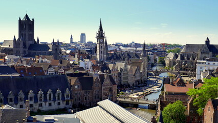 schöner weiter Blick vom Burgturm auf Stadt Gent mit vielen Kirchtürmen bei blauem Himmel 