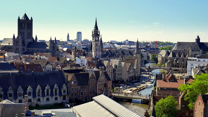Obraz premium schöner weiter Blick vom Burgturm auf Stadt Gent mit vielen Kirchtürmen bei blauem Himmel 