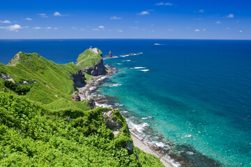 Fototapeta premium 神威岬の灯台と船