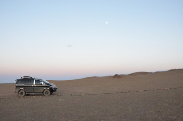 Obraz na płótnie Canvas car in desert