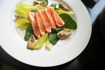 Artichoke salad with salmon