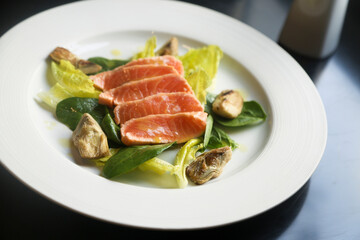 Artichoke salad with salmon