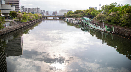 Obraz premium Small pier on big river in city.