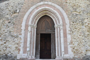 Fototapeta na wymiar Portail roman de l'église de San Michele Arcangelo à Perugia en Ombrie. Italie