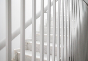 Barandilla blanca de escalera de interiores