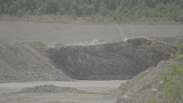 Quarry_Detonation_Explosion,SloMo
Film footage of an detonation in a quarry, which was recorded with a total of 7 different camera positions.
All clips are pre-synced for a mutlicam edit. Sony FX6.