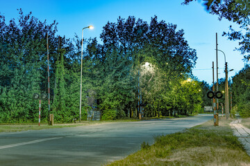 Fototapeta na wymiar Nocna cisza, oświetlona ulica pod nocnym niebem