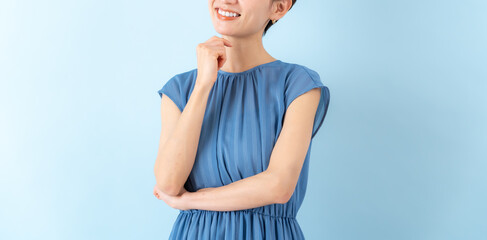 考える日本人女性