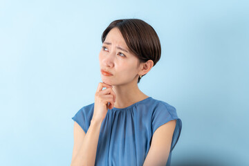 悩む日本人女性