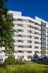 Monotones weißes  Wohnhaus, Wohngebäude, Bremerhaven, Deutschland