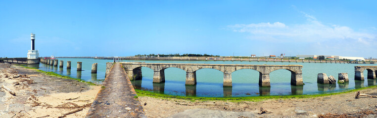 Access to the river port of Bayonne, in the Basque Country, is via the Adour River whose banks are protected by a breakwater. Its entrance is signaled by a semaphore and two headlights