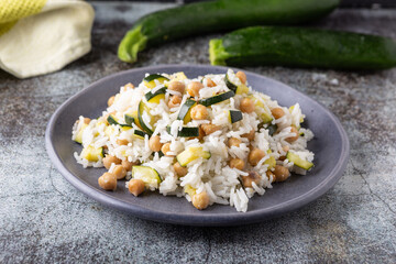 Basmati rice salad with chickpeas and zucchini. Complete vegan dish quick to cook.