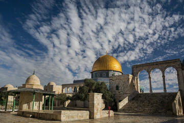 Obraz premium Dome of the Rock beside three south-western arches in the Temple Mount of the Old City of Jerusalem