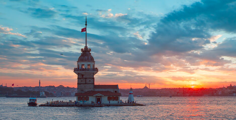 Istanbul Maiden Tower at sunset (kiz kulesi) - Istanbul, Turkey