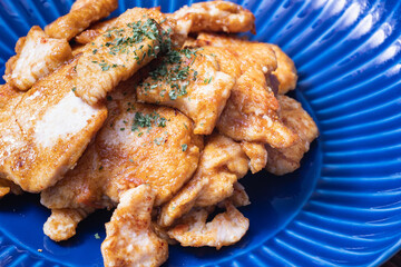 薄切りにした鶏胸肉をカレー風味に炒めた料理。