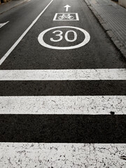 Carril limite 30 km/h y bicicleta