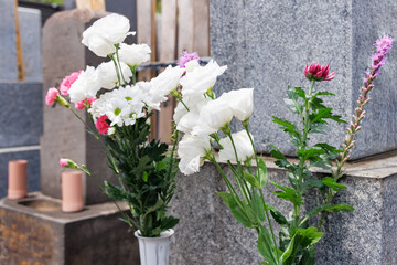 Fototapeta na wymiar お墓にお供えされた綺麗な仏花