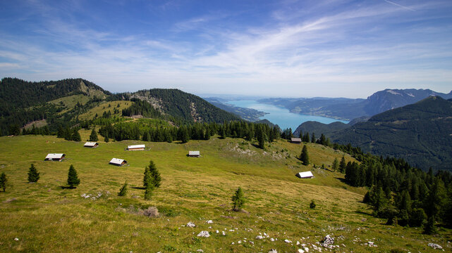 Blick auf die Vormaueralmen, im Hintergrund der Attersee