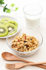 グラノーラとキウイの朝食