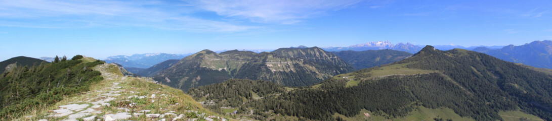 Fototapeta na wymiar Panoramablick vom Gipfel vom Hohen First auf die Bergwelt der Osterhorngruppe und Salzkammergutberge