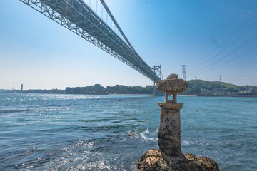 和布刈神社から見る関門海峡と関門橋と青空