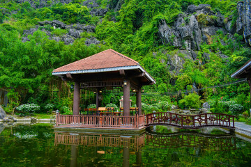 Fototapeta na wymiar Lake in the middle of a Vietnamese park