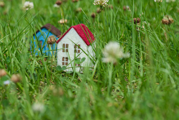草原に建てられた小さな住宅