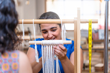 Obraz premium Macrame Workshop: Women Crafting Beautiful Textile Art