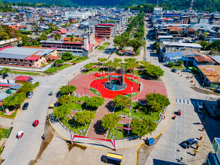 VISTA AEREA DE LA PLAZA DE ARMAS TINGO MARIA, PINTADO DE ROJO Y BLANCO  © anderson