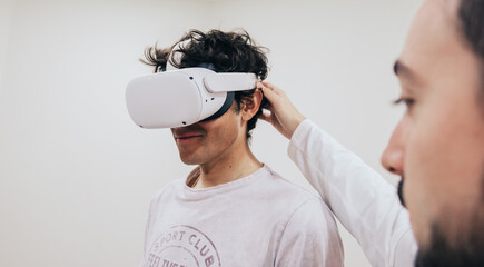 Paciente con gafas de realidad virtual - obrazy, fototapety, plakaty
