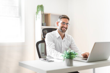 Obraz premium Mature business man using laptop computer in office.