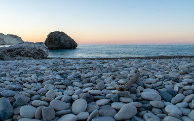 Sonnenaufgang am Meer mit Felsen