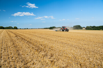 Fototapeta na wymiar Déchaumage et broyage de paille d'un champ de blé après récolte