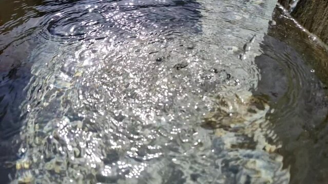 Wassertropfen in Zeitlupe, klares frisches Wasser, H2O, 4K