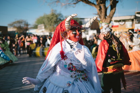 Celebraci&oacute;n Cultural con M&aacute;scara de Cuernos